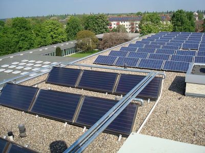 Bild: Dach des Gästehauses Freiherr vom Stein - Solarthermie und Photovoltaik“ von Claus Ableiter - Eigenes Werk. Lizenziert unter CC BY-SA 3.0 über Wikimedia Commons.
