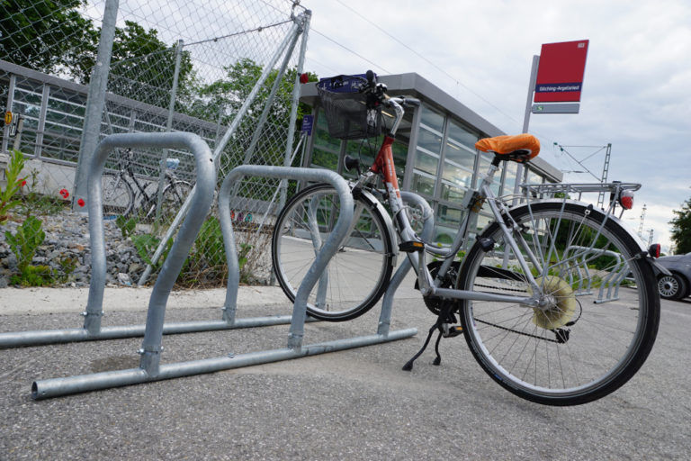 Auf Antrag der Grünen: mobile Fahrradständer am neuen S-Bahn-Ausgang in Gilching-Argelsried