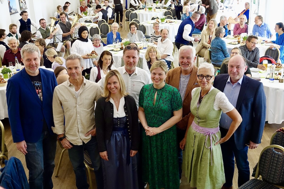 Gruppenfoto vom Frühlingsempfang der Grünen mit Hannes Jaennicke in Andechs