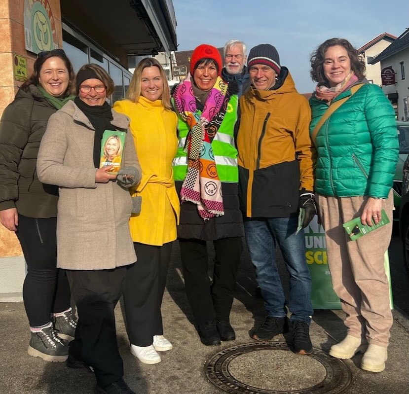 Gruppenbild vom letzten Infostand vor der Bundestagswahl Verena Machnik zusammen mit Mitgliedern des OV Gilching