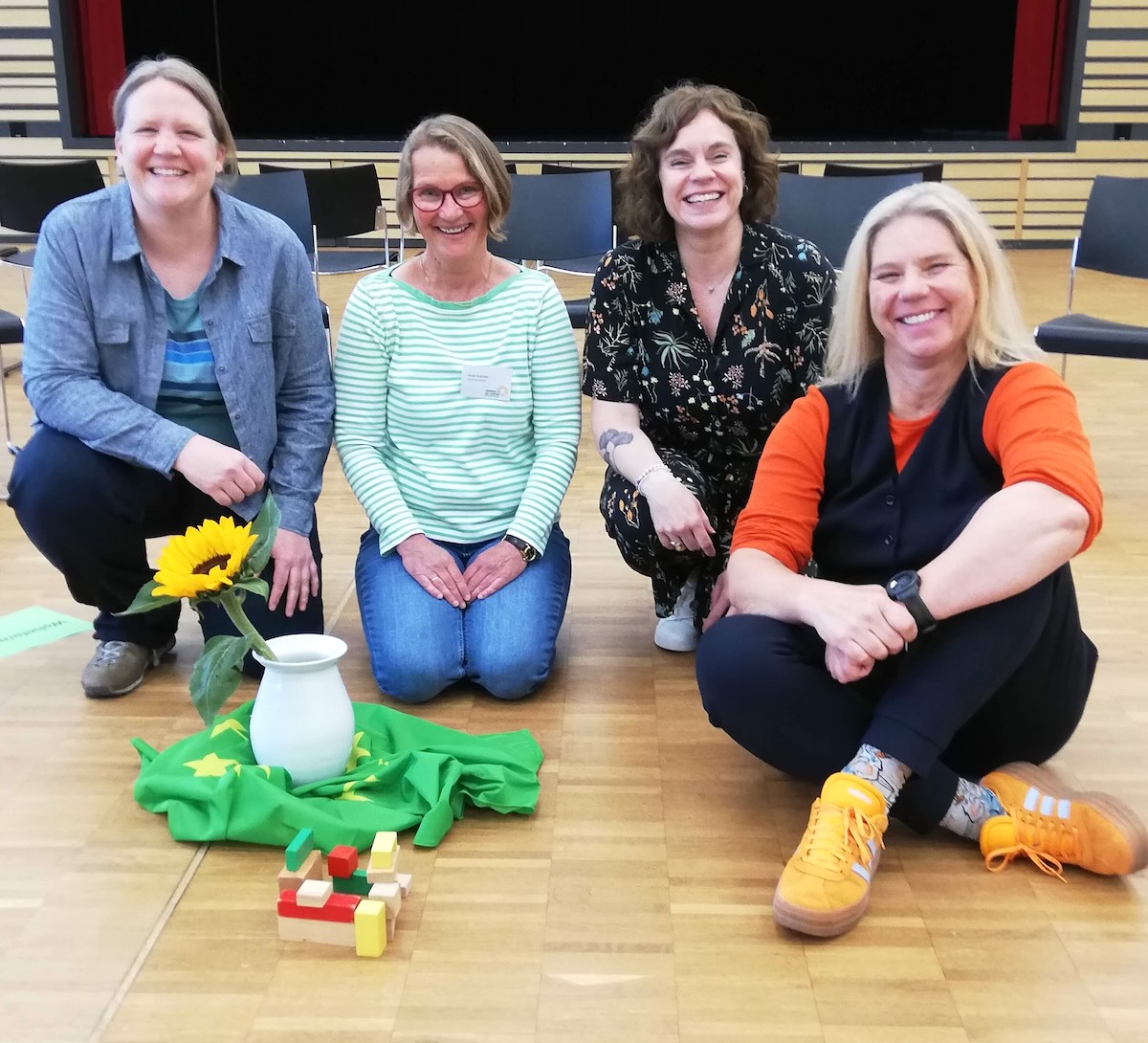 Gruppenbild im Rathaussaal vor der Bühne mit Dr. Lisa Block, Anja Kiemle, Melanie Kude und Elke Schubert