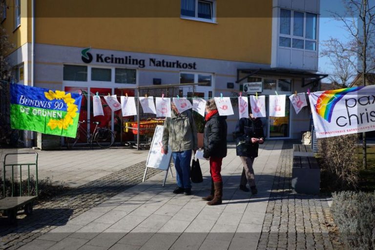 Aktion zum Rote Hand Tag auf dem Gilchinger Marktplatz