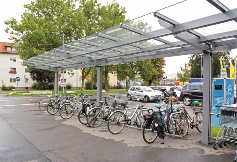 Überdachung von Fahrradständern am Rathaus