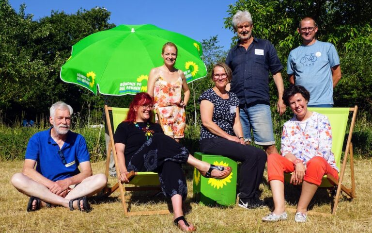 Grünes Familienpicknick in Sommerlaune