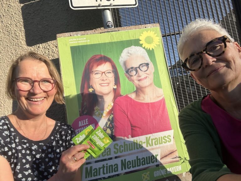 „Grün klingelt“ – Haustürwahlkampf mit Bezirkstagskandidatin Martina Neubauer