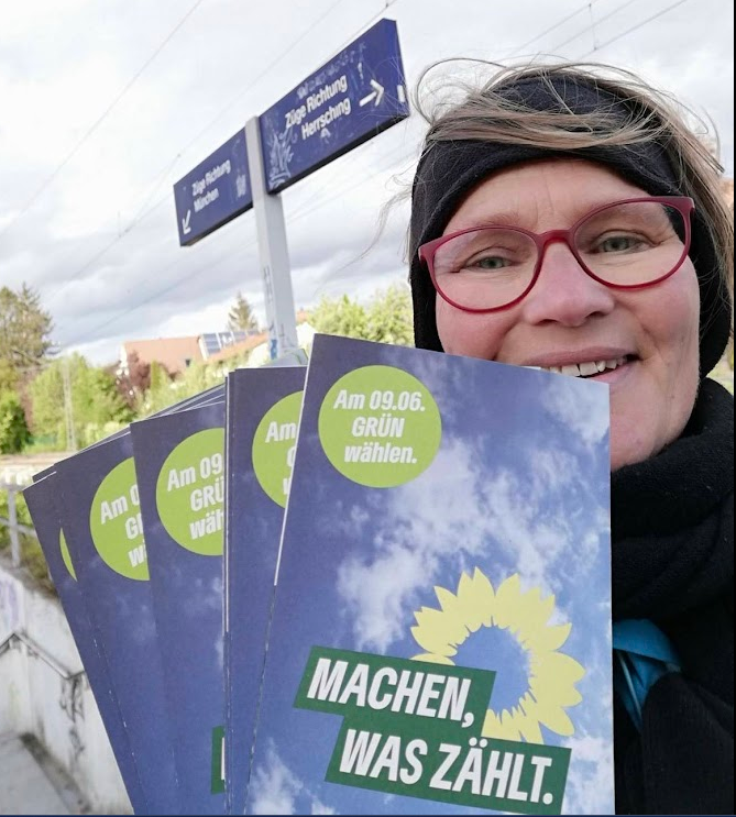 Flyer zur Europawahl an der S-Bahn verteilt