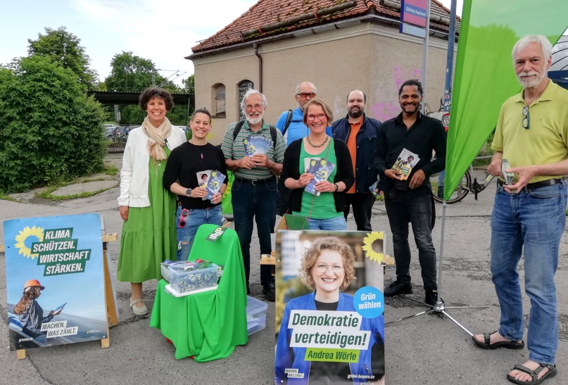 Gruppenbild vom Infostand zur Europawahl mit Benjamin Adjei und Mitgliedern des Ortsverbands