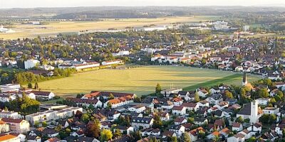 Luftbild "Gilchinger Glatze" mit Blick von Norden über Rathaus, freies Feld, Neugilching, Flughafengelände Oberpfaffenhofen im Süden 
(Foto: Stefan Lulay, 2022)